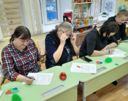"Как хорошо,что есть семья,которая от бед любых везде хранит меня" "Как хорошо,что есть семья,которая от бед любых везде хранит меня".
